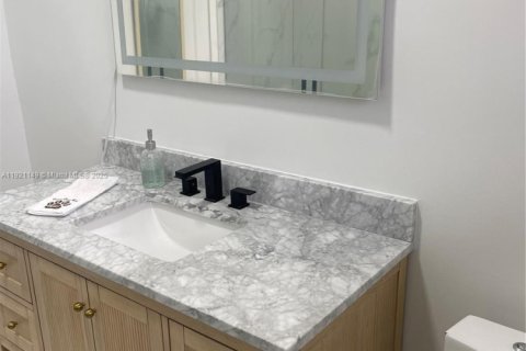 House in Miami, Florida 3 bedrooms, 153.29 sq.m. № 1974206 - photo 10