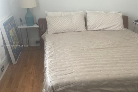 House in Miami, Florida 3 bedrooms, 153.29 sq.m. № 1974206 - photo 11