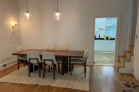 House in Miami, Florida 3 bedrooms, 153.29 sq.m. № 1974206 - photo 2