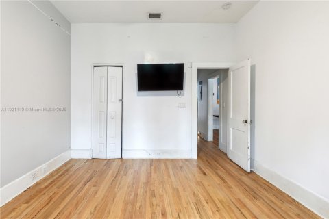 House in Miami, Florida 3 bedrooms, 153.29 sq.m. № 1974206 - photo 6