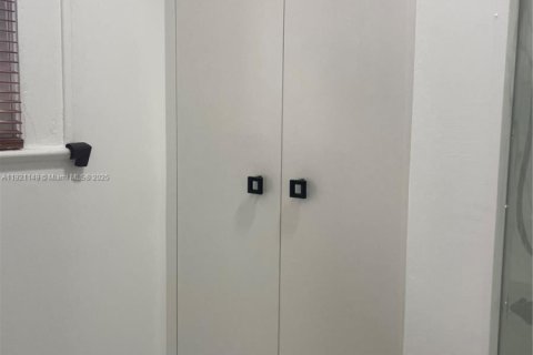 House in Miami, Florida 3 bedrooms, 153.29 sq.m. № 1974206 - photo 7