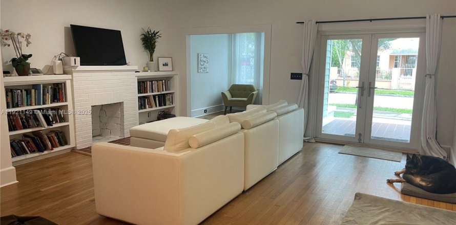 House in Miami, Florida 3 bedrooms, 153.29 sq.m. № 1974206