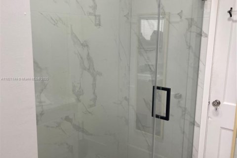 House in Miami, Florida 3 bedrooms, 153.29 sq.m. № 1974206 - photo 9