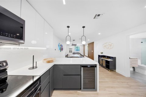 Villa ou maison à vendre à Miami, Floride: 5 chambres, 146.6 m2 № 1996963 - photo 2