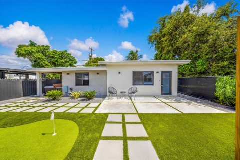 Villa ou maison à Miami, Floride 5 chambres, 146.6 m2 № 1996963