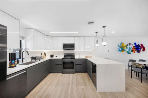 Villa ou maison à vendre à Miami, Floride: 5 chambres, 146.6 m2 № 1996963 - photo 30