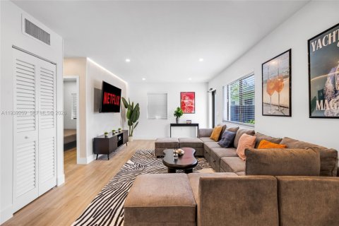 Villa ou maison à vendre à Miami, Floride: 5 chambres, 146.6 m2 № 1996963 - photo 26