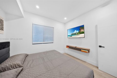 Villa ou maison à vendre à Miami, Floride: 5 chambres, 146.6 m2 № 1996963 - photo 11
