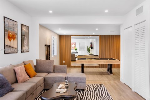 Villa ou maison à vendre à Miami, Floride: 5 chambres, 146.6 m2 № 1996963 - photo 22