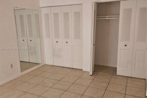 Condo in Miami, Florida, 2 bedrooms  № 2000861 - photo 17