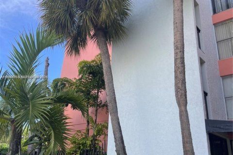 Condo in Miami, Florida, 2 bedrooms  № 2000861 - photo 3