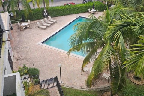 Condo in Miami, Florida, 2 bedrooms  № 2000861 - photo 23