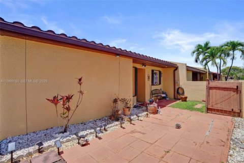 Townhouse in Miami, Florida 3 bedrooms, 119.19 sq.m. № 2068330 - photo 25