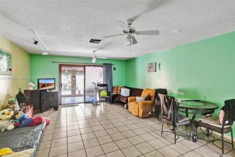 Townhouse in Miami, Florida 3 bedrooms, 119.19 sq.m. № 2068330 - photo 18