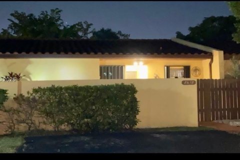 Townhouse in Miami, Florida 3 bedrooms, 119.19 sq.m. № 2068330