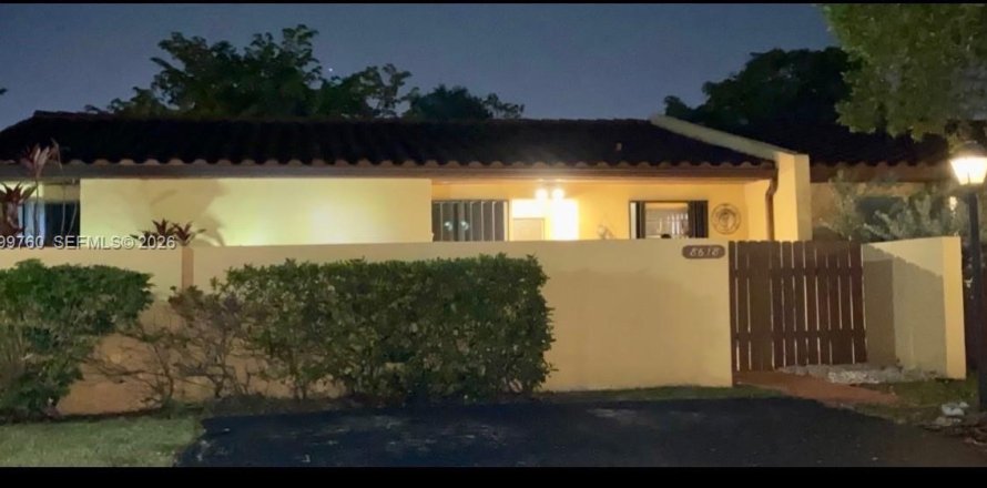 Townhouse in Miami, Florida 3 bedrooms, 119.19 sq.m. № 2068330