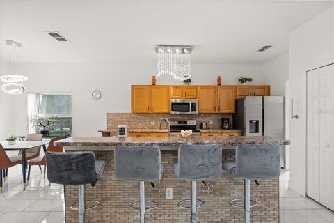 Casa en venta en Kissimmee, Florida, 5 dormitorios, 238.29 m2 № 2109327 - foto 12