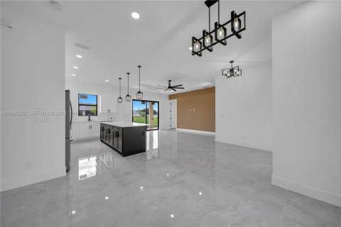 House in Cape Coral, Florida 4 bedrooms, 165.18 sq.m. № 2062746 - photo 11