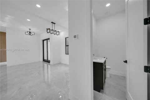 House in Cape Coral, Florida 4 bedrooms, 165.18 sq.m. № 2062746 - photo 17