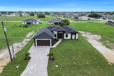 House in Cape Coral, Florida 4 bedrooms, 165.18 sq.m. № 2062746 - photo 2