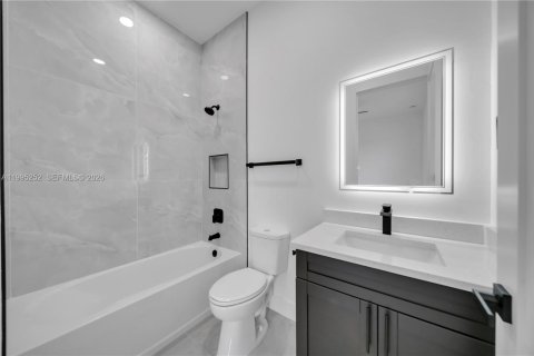 House in Cape Coral, Florida 4 bedrooms, 165.18 sq.m. № 2062746 - photo 21