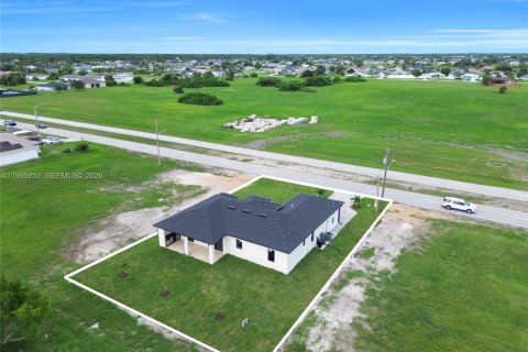 House in Cape Coral, Florida 4 bedrooms, 165.18 sq.m. № 2062746 - photo 3