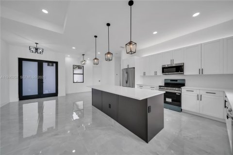 House in Cape Coral, Florida 4 bedrooms, 165.18 sq.m. № 2062746 - photo 9