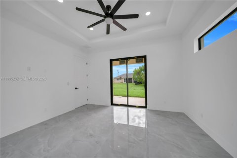 House in Cape Coral, Florida 4 bedrooms, 165.18 sq.m. № 2062746 - photo 30