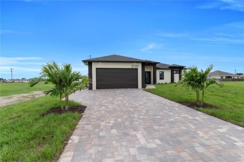 House in Cape Coral, Florida 4 bedrooms, 165.18 sq.m. № 2062746 - photo 6