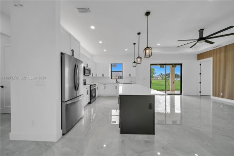 House in Cape Coral, Florida 4 bedrooms, 165.18 sq.m. № 2062746 - photo 16