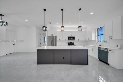 House in Cape Coral, Florida 4 bedrooms, 165.18 sq.m. № 2062746 - photo 10