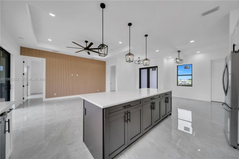 House in Cape Coral, Florida 4 bedrooms, 165.18 sq.m. № 2062746 - photo 14