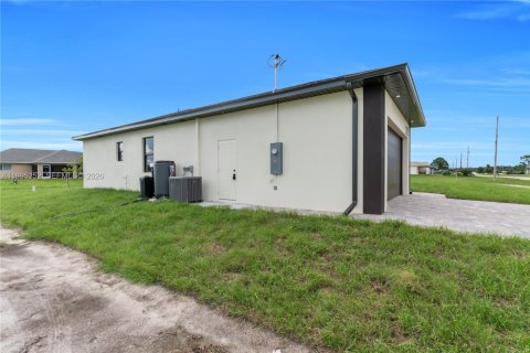 House in Cape Coral, Florida 4 bedrooms, 165.18 sq.m. № 2062746 - photo 7