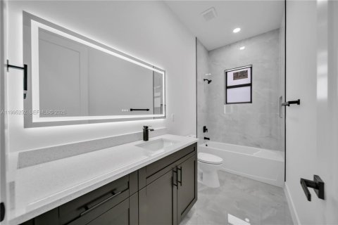 House in Cape Coral, Florida 4 bedrooms, 165.18 sq.m. № 2062746 - photo 23