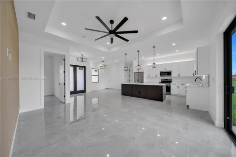 House in Cape Coral, Florida 4 bedrooms, 165.18 sq.m. № 2062746 - photo 13