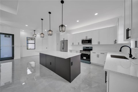 House in Cape Coral, Florida 4 bedrooms, 165.18 sq.m. № 2062746 - photo 12