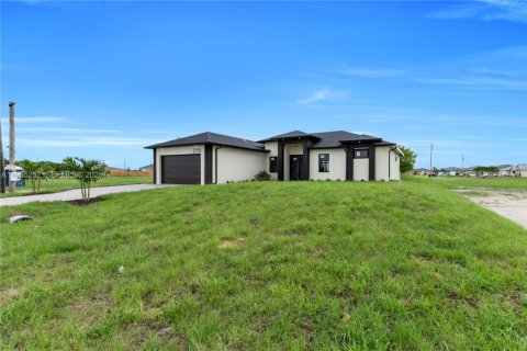 House in Cape Coral, Florida 4 bedrooms, 165.18 sq.m. № 2062746 - photo 5