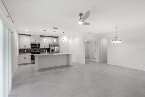 House in Davenport, Florida 4 bedrooms, 216.46 sq.m. № 1778718 - photo 4