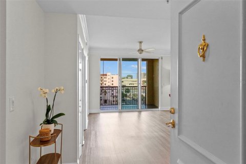 Condo in Tampa, Florida, 2 bedrooms № 2145264 - photo 2