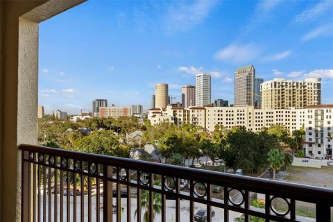 Condo in Tampa, Florida, 2 bedrooms № 2145264 - photo 13