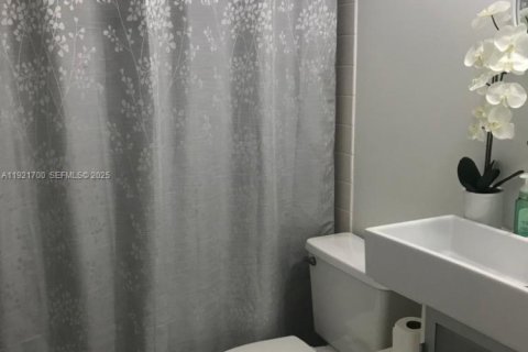 Copropriété à louer à Miami, Floride: 2 chambres, 89.93 m2 № 1976595 - photo 3