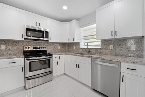 House in Deerfield Beach, Florida 4 bedrooms, 125.6 sq.m. № 2038304 - photo 13