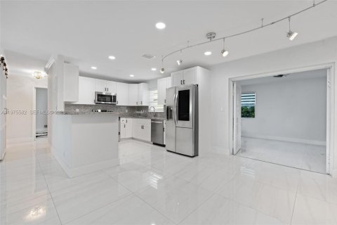 House in Deerfield Beach, Florida 4 bedrooms, 125.6 sq.m. № 2038304 - photo 11