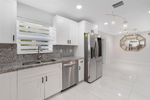 House in Deerfield Beach, Florida 4 bedrooms, 125.6 sq.m. № 2038304 - photo 17