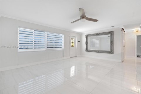 House in Deerfield Beach, Florida 4 bedrooms, 125.6 sq.m. № 2038304 - photo 5