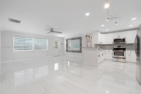 House in Deerfield Beach, Florida 4 bedrooms, 125.6 sq.m. № 2038304 - photo 10