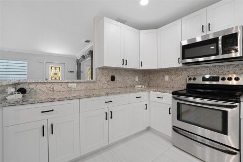 House in Deerfield Beach, Florida 4 bedrooms, 125.6 sq.m. № 2038304 - photo 14