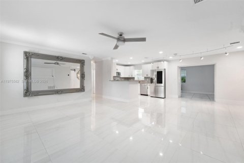 House in Deerfield Beach, Florida 4 bedrooms, 125.6 sq.m. № 2038304 - photo 6