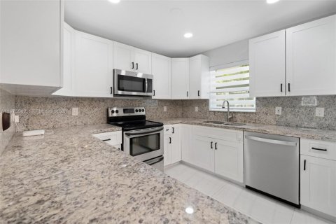 House in Deerfield Beach, Florida 4 bedrooms, 125.6 sq.m. № 2038304 - photo 16