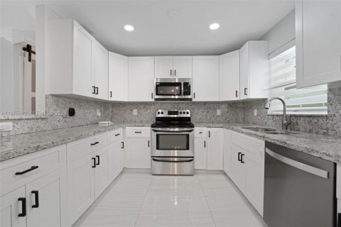 House in Deerfield Beach, Florida 4 bedrooms, 125.6 sq.m. № 2038304 - photo 12